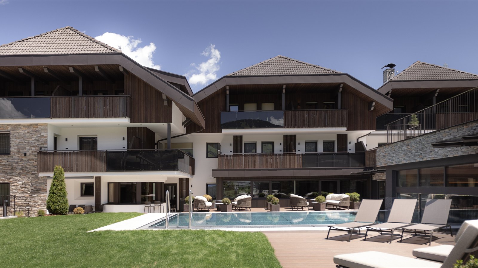 Aparthotel, Außenansicht mit Pool