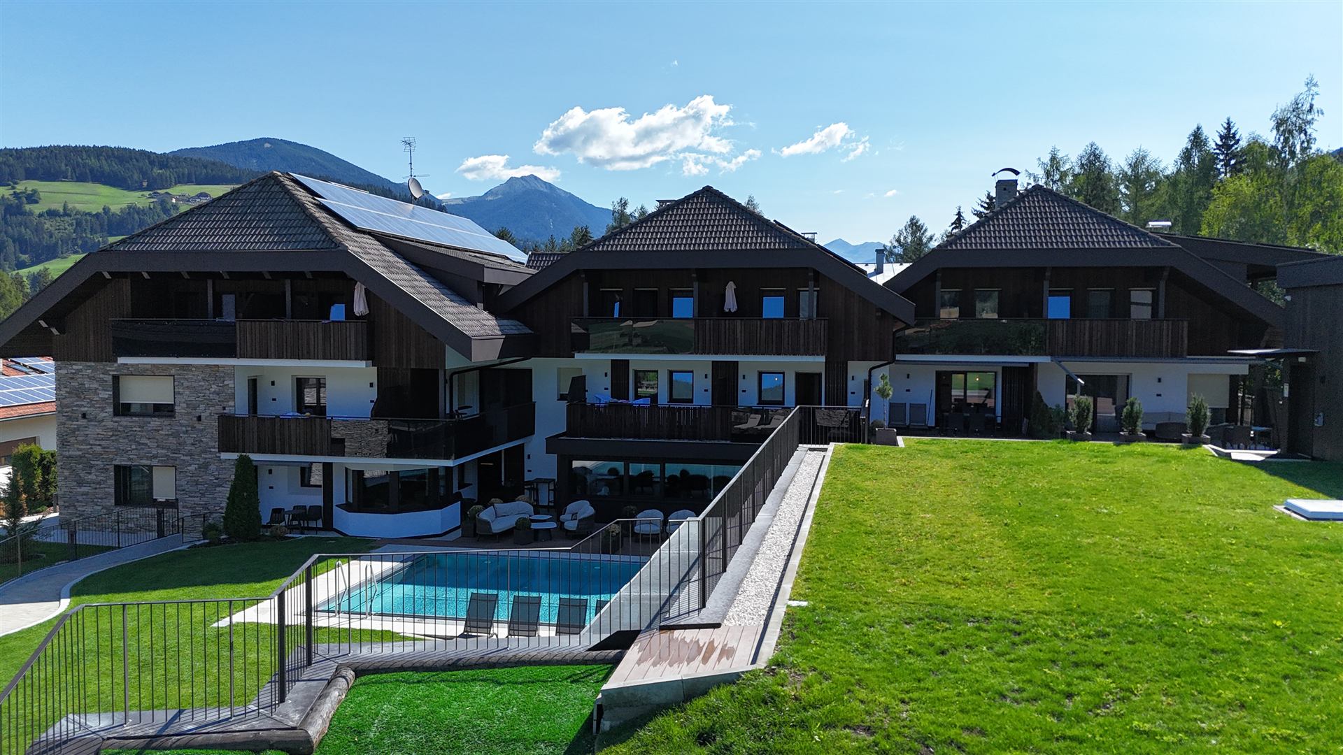 Familiaris Aparthotel mit Pool, Garten und Dolomitenblick in Olang